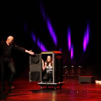 Axel lupin magicien magie pyrenees atlantique scene grande illusion spectacle enfants cabaret aquitaine